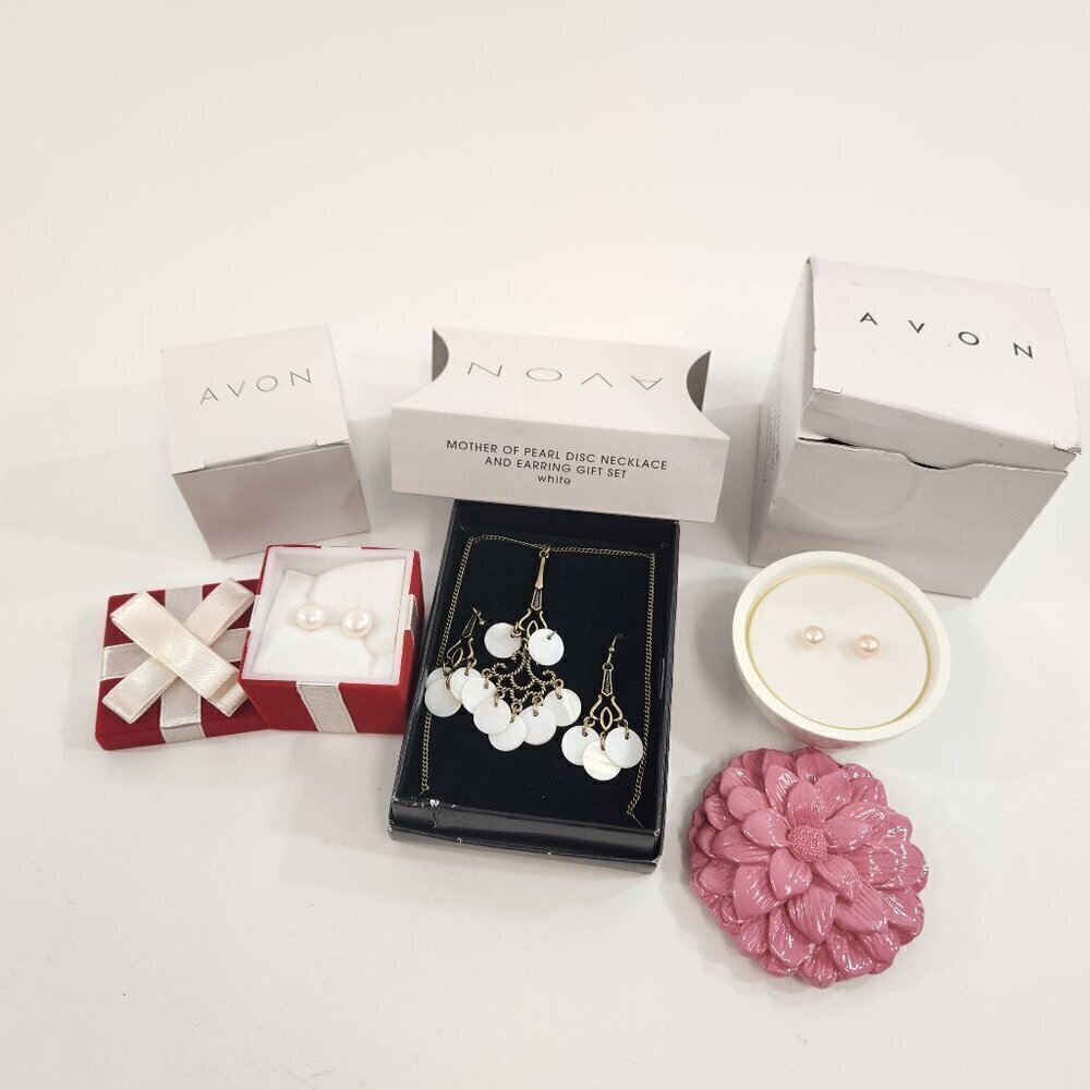 Avon Freshwater Pearl / Mother-of-Pearl Earrings Gift Set Keepsake Box NEW